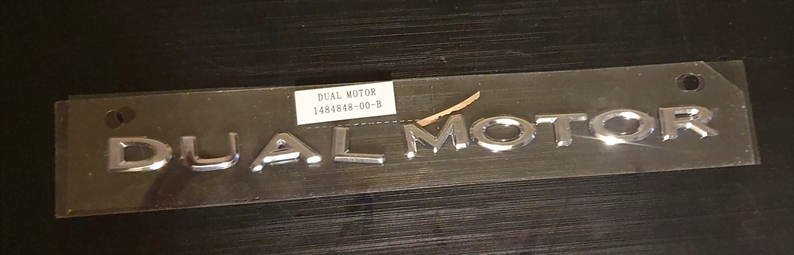 Tesla Model 3 emblemat DUAL MOTOR 1484848-00-B